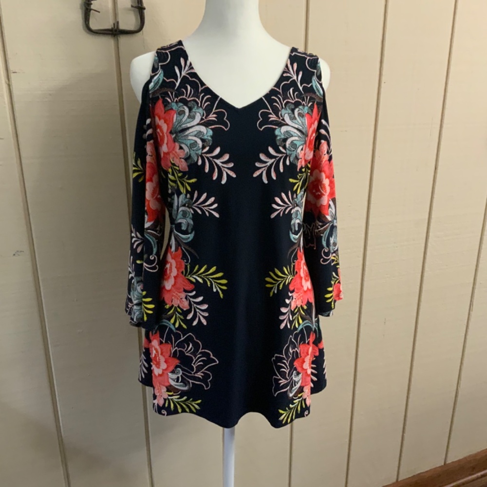 Very cute open shoulder bell sleeved blouse - Picture 2 of 4